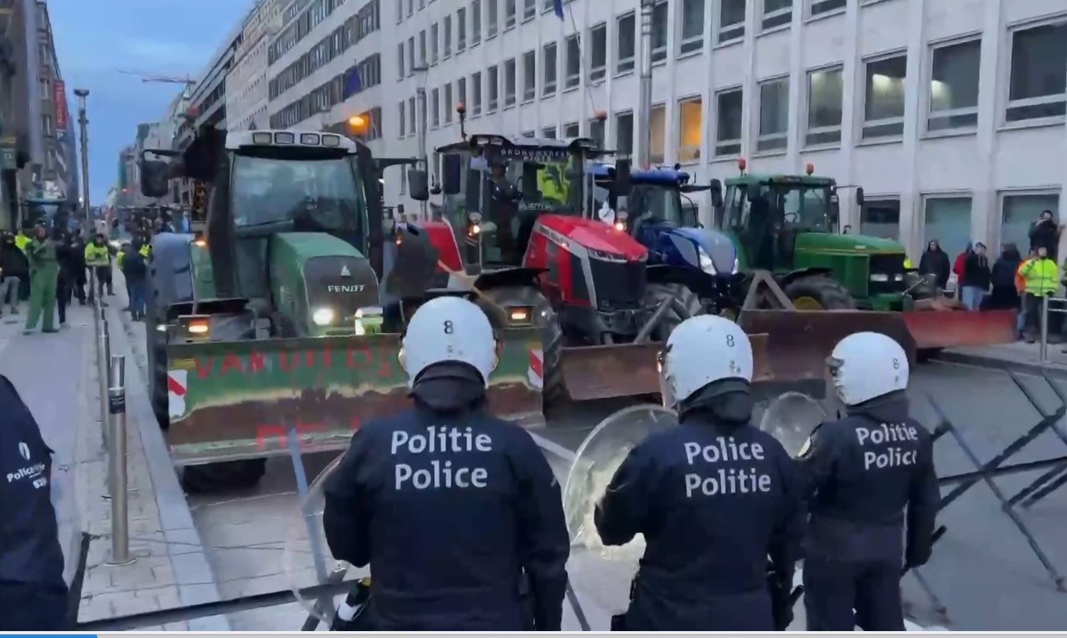 Επεισόδια και δακρυγόνα στη συγκέντρωση των αγροτών στις Βρυξέλλες (Live)